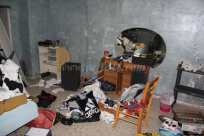 بالصور: قوى كبيرة من الشرطة تُداهم بيت عائلة مصاروة في يافا وتعيث بمحتوياته فساداً